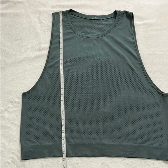 Lululemon Athletica Green Muscle Tee with Cut Out Design - Picture 9 of 10